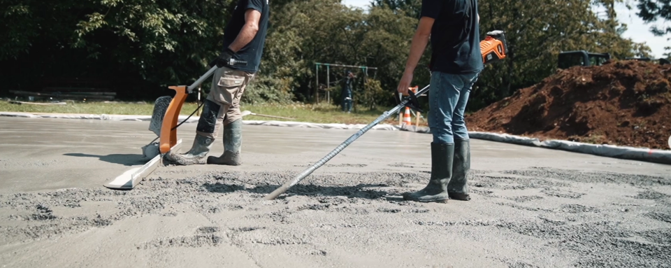 Wibrowanie płyty betonowej bez pęknięć | ENAR